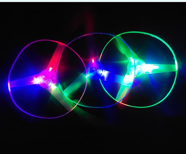 3 stk. Lysende Flyvende UFO Spinnende Flyver LED Lys Håndtag Blitz Flyvende Legetøj Tilfældig Farve