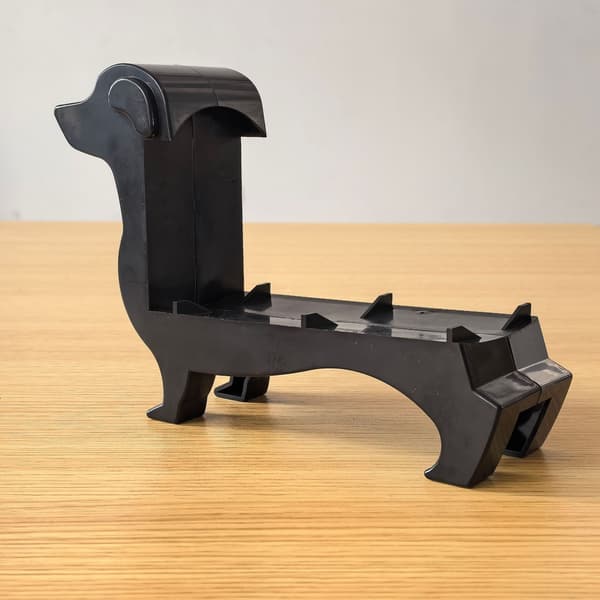 Enkel bordvinholder med dachshund-design, vinstativ i plast.