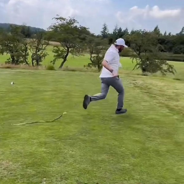 Slangeprank med snorspenne - Slange på en snorsprank som jager folk, golf slangeprank med snor og spenne