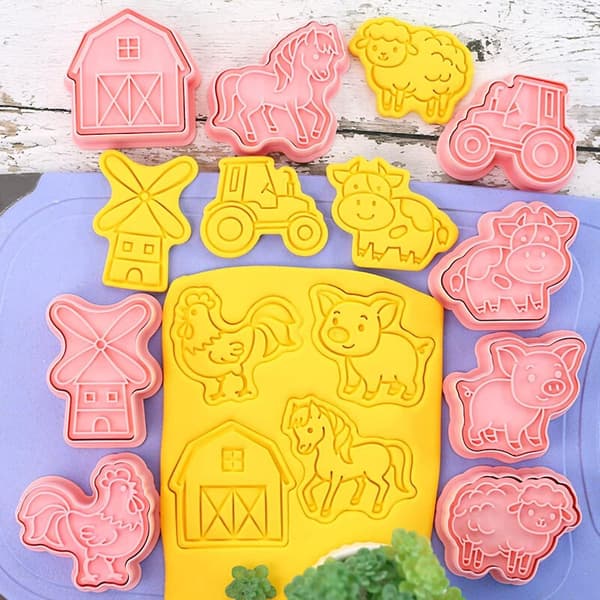Kakeformersett med gårdsdyr - 8 plastformer for barns baking