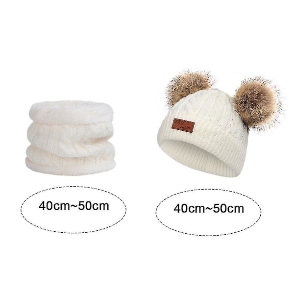 Barnelue i vinterfarge med dobbel pompom i strikket ull og matchende skjerf style 2