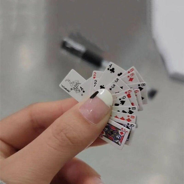 Hauskat söpöt minipelikortit Pokeri pelit Super pienet kortit Spoof lahjat Matkalelut Pilailuvälineet Nukketalo Miniatyyri Pokerikortti   Sorminäppäryyspelit