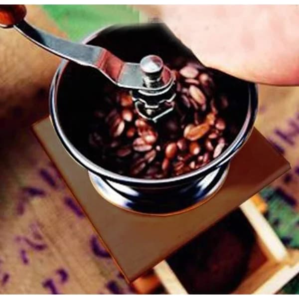 Klassisk retro stil trækaffekværn, antik keramisk hånddrevet kaffekværn