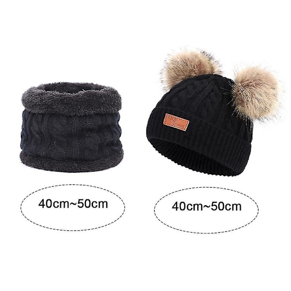 Hætte til småbørn i vinterfarve med dobbelt pompom i strik og tørklæde i samme farve style 1