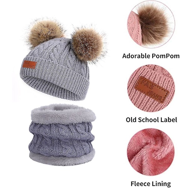 Barnelue i vinterfarge med dobbel pompom i strikket ull og matchende skjerf style 3