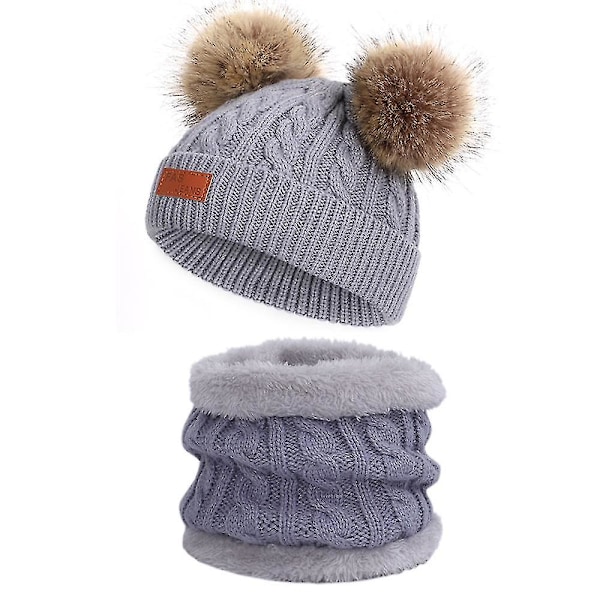 Barnelue i vinterfarge med dobbel pompom i strikket ull og matchende skjerf style 3