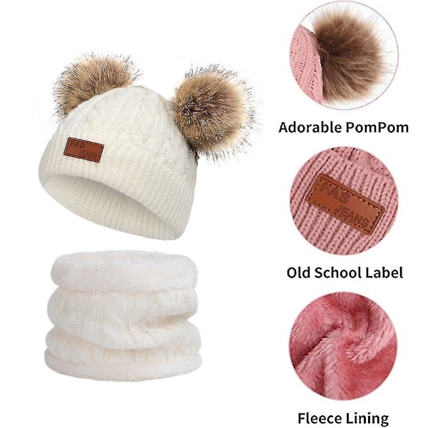 Barnelue i vinterfarge med dobbel pompom i strikket ull og matchende skjerf style 2