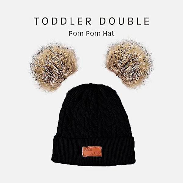 Hætte til småbørn i vinterfarve med dobbelt pompom i strik og tørklæde i samme farve style 1