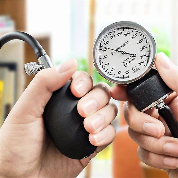 Aneroid-verensoittime ja kaksipäinen stetoskooppisetti aikuisen kokoisilla verenpainemanşetilla, kalibrointiavaimella ja kantolaukulla