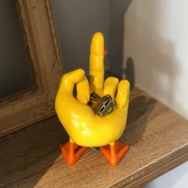 Andefigur i Resin med Midtfinger, Dekorasjon Yellow