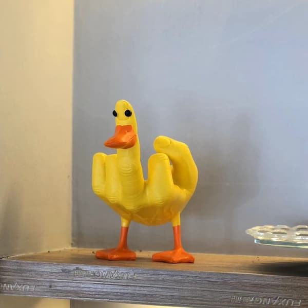 Andefigur i Resin med Midtfinger, Dekorasjon Yellow