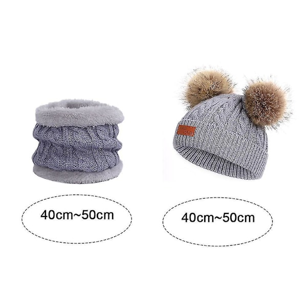 Barnelue i vinterfarge med dobbel pompom i strikket ull og matchende skjerf style 3