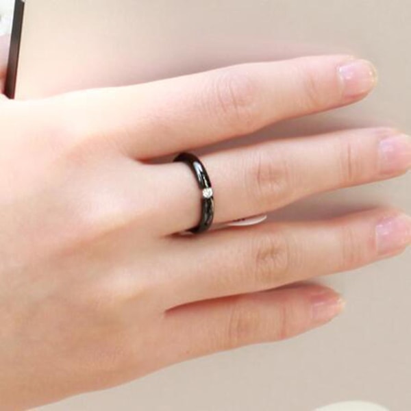 Ring i polerad titanstål med strass, perfekt för fest Black 10'