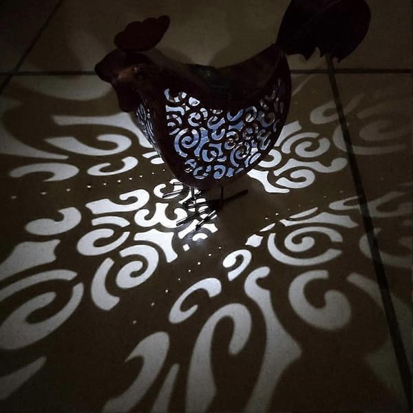 Solar Metall Scroll Hane Hageskulptur, 3D Hane Statue Lanternelys Bord Utendørs Solar