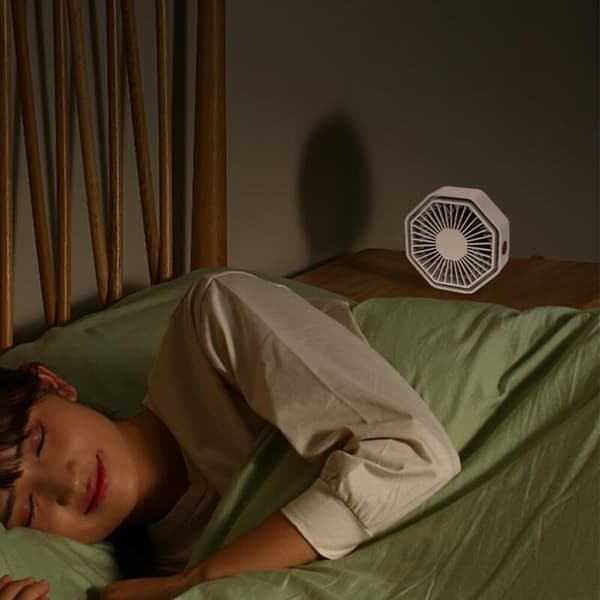 Kraftfuld miniventilator. Bærbar og støjsvag ventilator. Tre ventilatorhastigheder, støjsvag bordventilator - grøn.