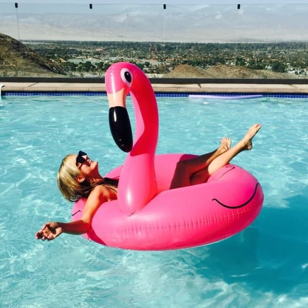 Uppblåsbara poolflottar. Flamingoformade flottar. Stora flottar, stora badringar.