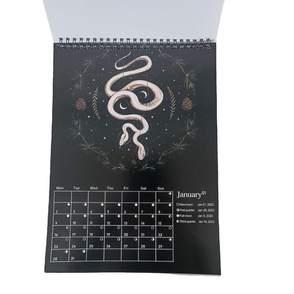 023 Dark Forest Lunar Calendar Illustrerad Väggkalender