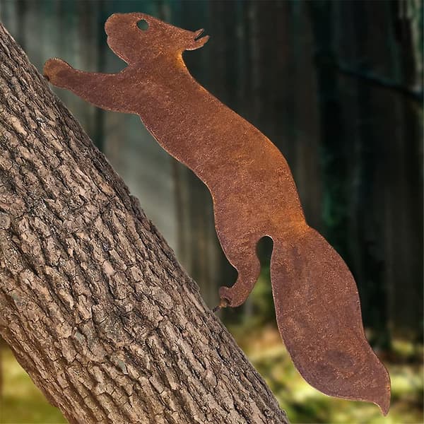 Egern til Træ - Metal Havepynt - 35cm - Naturlig Rustpatina