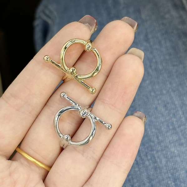 2 delar små geometriska sidenscarfringar broscher för damer och flickor, mode chic rund remscarfspänne
