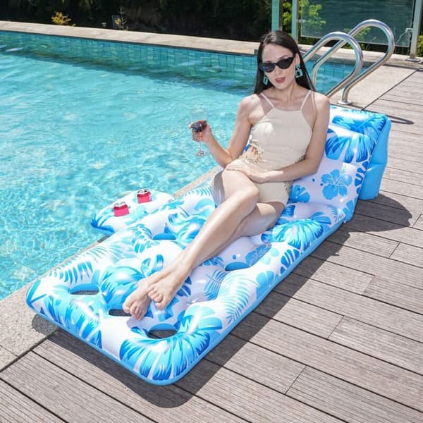 Oppustelig voksenflyder med kopholder. Justerbart ryglæn. Oppustelig poolstol. Poolmadras.