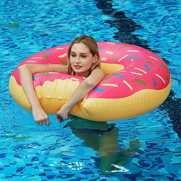 Donut-badering. Svømmering, sommerbadering, vandlegetøj, poolbadering, oppustelig badering, oppustelig poolbadering