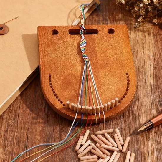 Armbåndvevsett i tre – 40 spoler – Brun