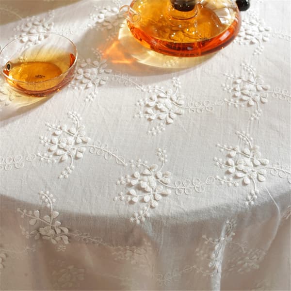Dimensionell vit broderad duk med små fräscha blommor, vågig spets, rektangulär duk, soffbordsskydd
