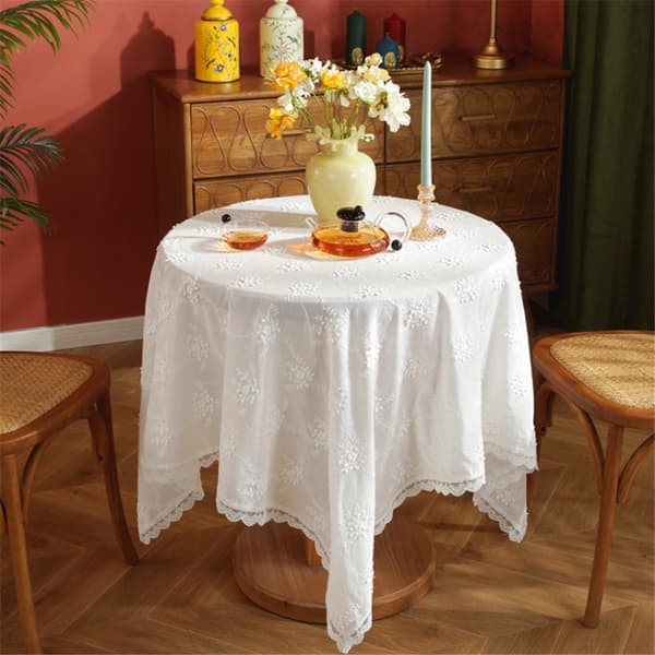 Dimensionell vit broderad duk med små fräscha blommor, vågig spets, rektangulär duk, soffbordsskydd