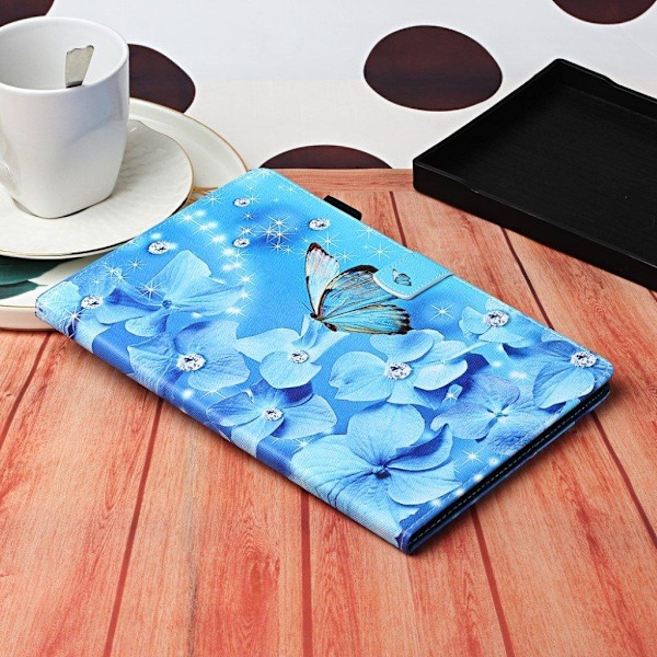 iPad (2018) mönstrat flipfodral i läder - Fjäril Och Blomma Blå