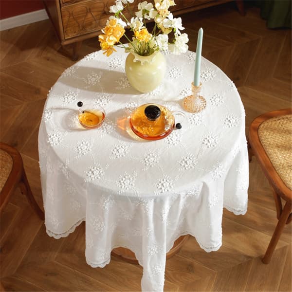Dimensionell vit broderad duk med små fräscha blommor, vågig spets, rektangulär duk, soffbordsskydd
