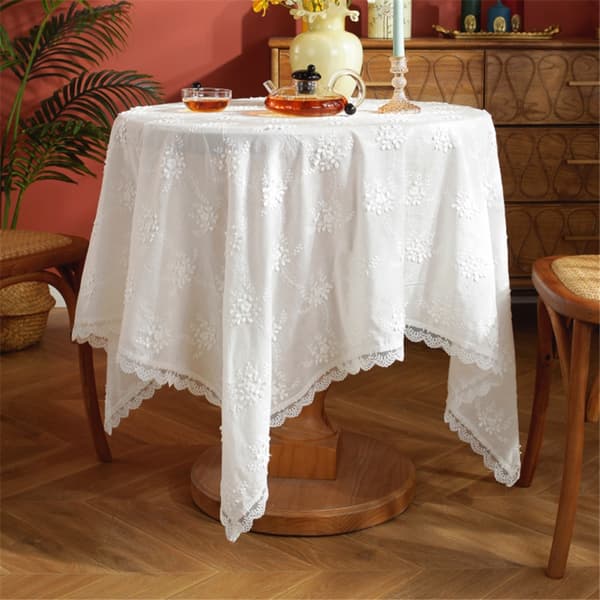 Dimensionell vit broderad duk med små fräscha blommor, vågig spets, rektangulär duk, soffbordsskydd