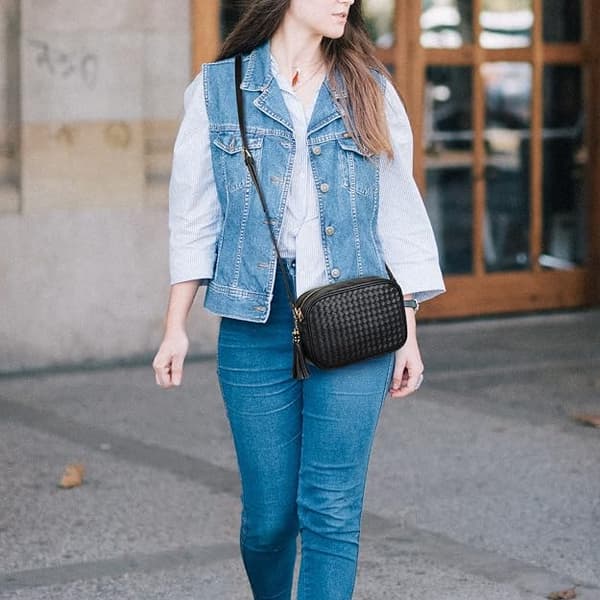 Vävda Crossbody-väskor för kvinnor, liten sommarväska och Boho-handväskor med tofsar, veganläder