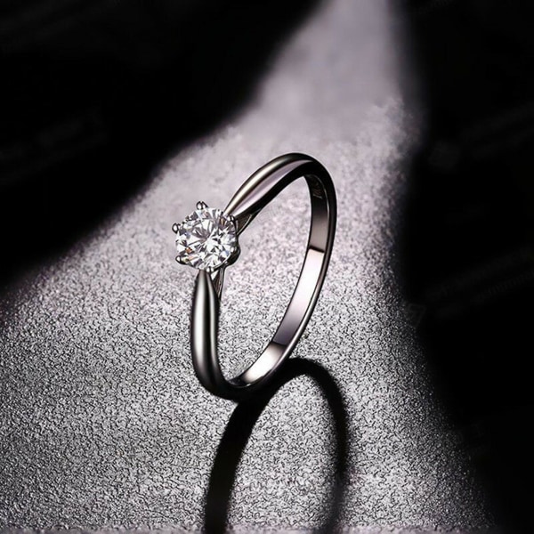 Elegant Ring med Seks Kløver i Cubic Zirconia-Legering for Fest Silver US 8