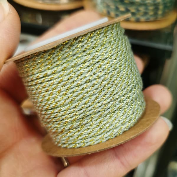 1 rull 1,8 mm gyllen håndgnidd bomullstråd, ikke-elastisk