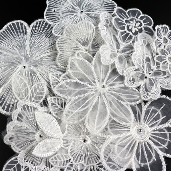 12 stk. hvite broderte blondeblomsterlapper for dekorasjon