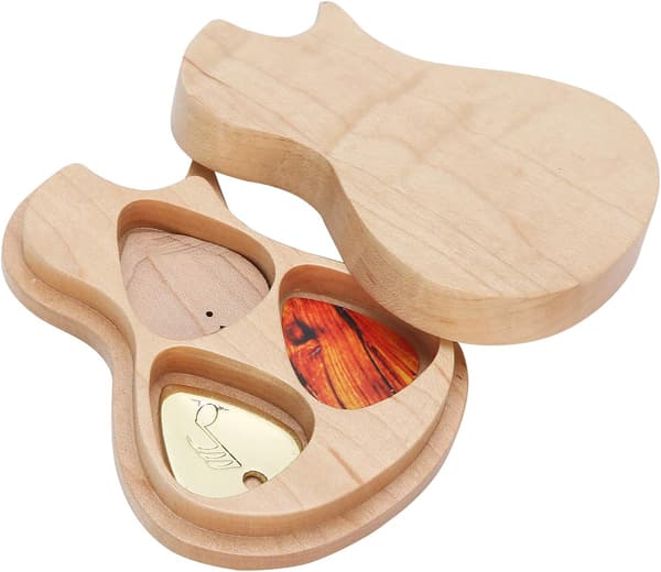 En akustisk gitarplukkboks, lønnetreboks, med
