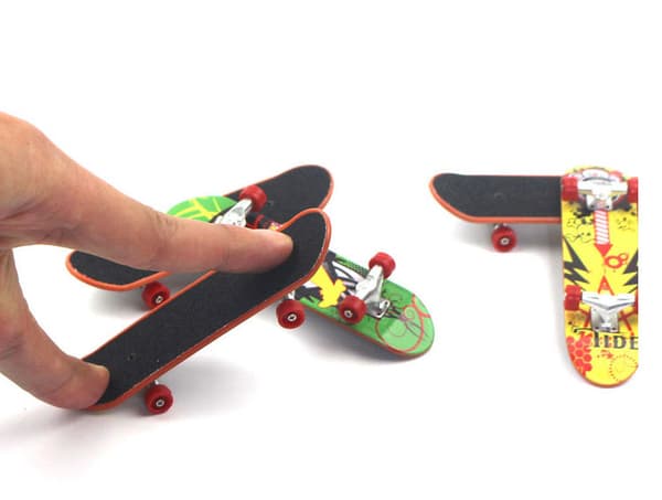 Finger Skateboard, sæt med 7 Mini Fingerlegetøj Deck Truck Finger