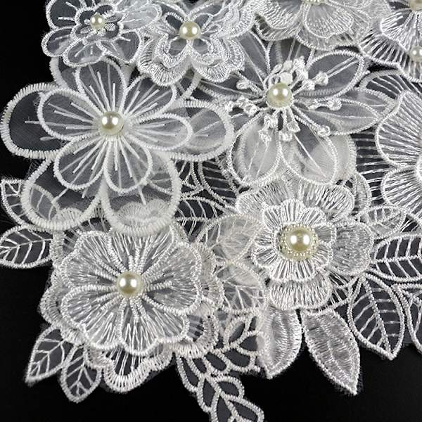 12 stk. hvite broderte blondeblomsterlapper for dekorasjon