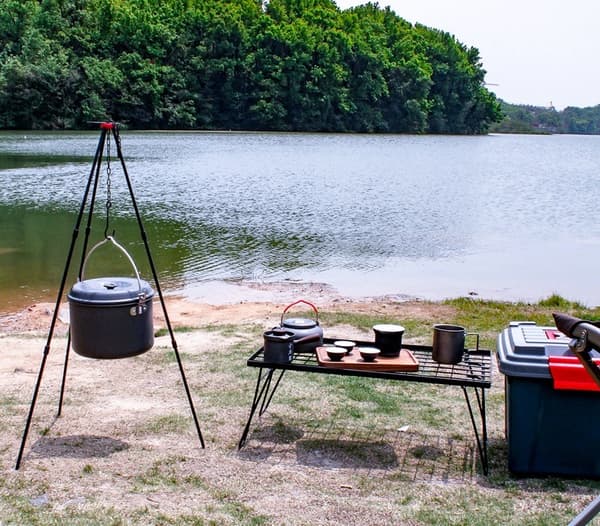 Udendørs campinggrydeholder, bærbar båltrefod (sort)