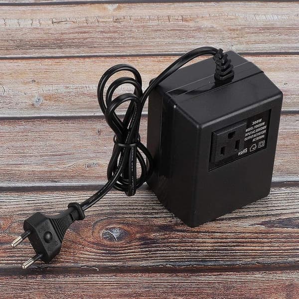 Rejsestikadapter, sort strømtransformator spændingsomformer 200W AC 220V til 110V EU-stikadapter