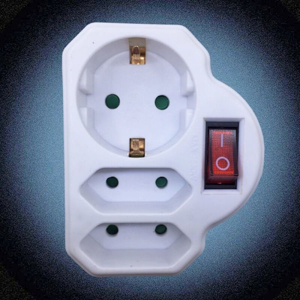 Strømadapteromformerplugg, trippelplugg 1x16A + 2x2.5A med bryter