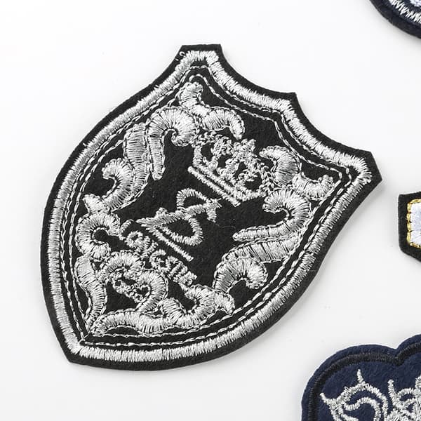 22 stk. databroderte logolapper brodert stoff