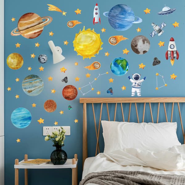 4 tegnede farvede tegninger af universet, planeter, astronauter