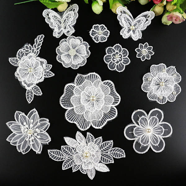 12 stk. hvite broderte blondeblomsterlapper for dekorasjon
