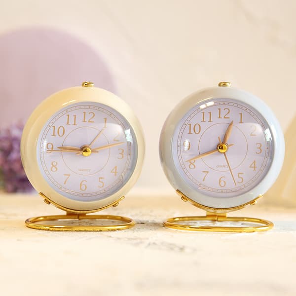 Vit väckarklocka med ljus liten retro tyst white