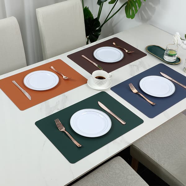 Sett med 4 .43 * 30 cm, spisebrikker og coasters laget av vaskbart materiale