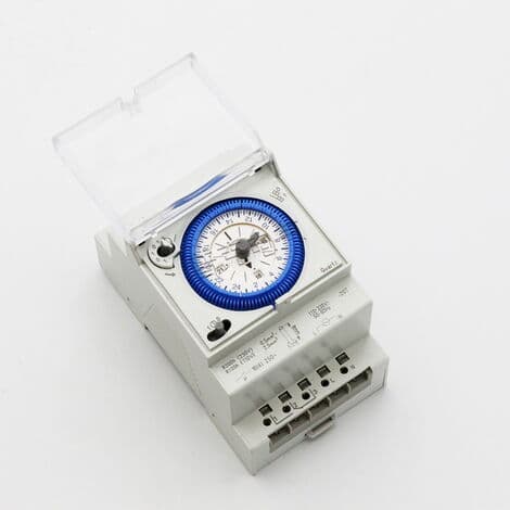 Analog tidsbryter med synkronmotor og dagsprogram, timer