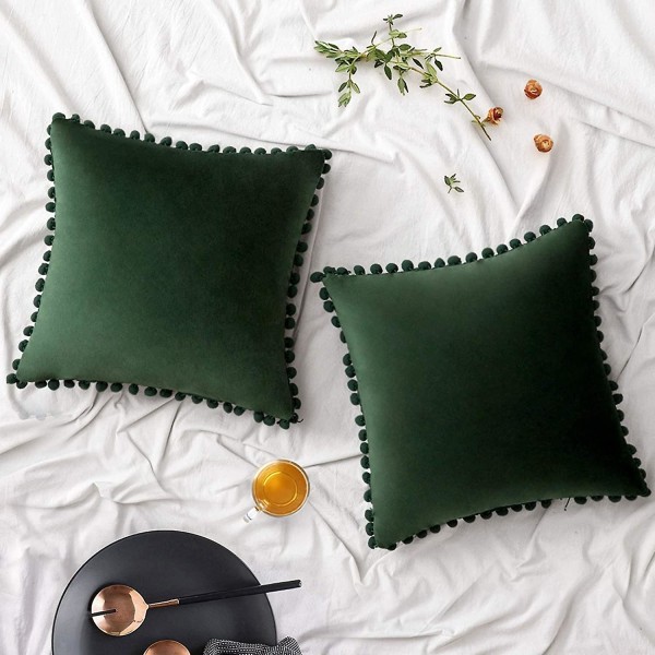 2 samettia tyynynpäällistä koristeelliset tyynyliinat Pompom Pompom tyyny tyynyt pehmeät ja yksiväriset neliön muotoisilla pompoilla sohvalle makuuhuoneen sohvalle 45x45cm 18 x18 Dark Green