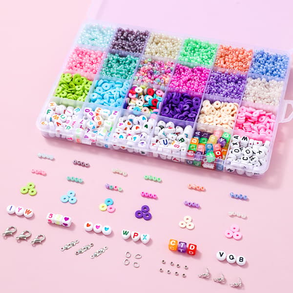 Makronfarvede hirseperler bløde keramikbogstavperler 24 gitre DIY-bokssæt
