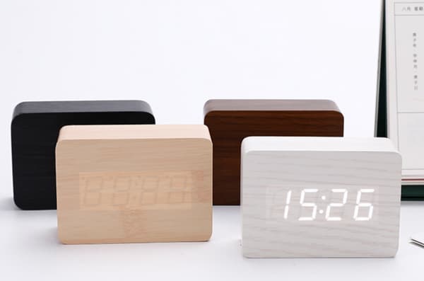 Liten Morfar Klocka LED Digital Väckarklocka med Datum Temperaturvisning, 3 Röstkommandon, (Bambu)